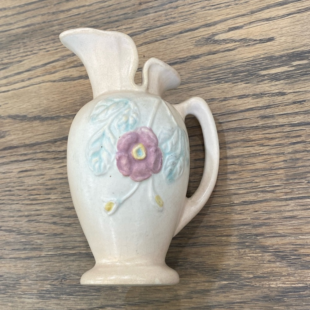 Hull USA J20 4 3/4” Vintage Cream Ceramic Vase with Floral Design. - Picture 5 of 8